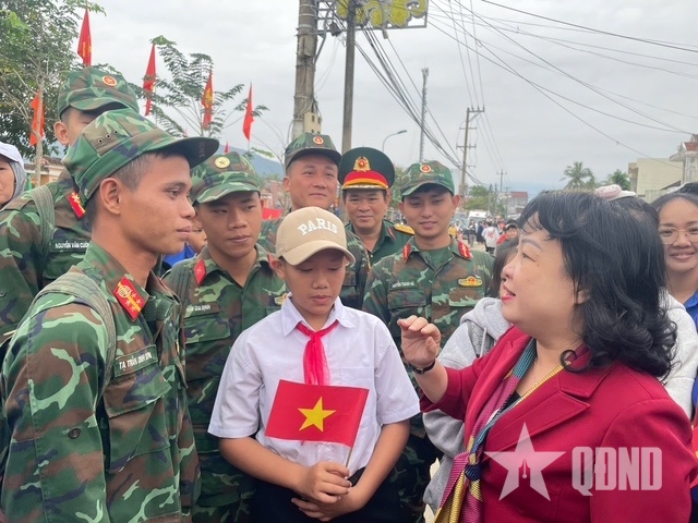 Ngày 12-1, UBND tỉnh Đắk Lắk tổ chức tổng kết và tiễn các lực lượng Quân đội tham gia “Chiến dịch Quang Trung” hỗ trợ xây dựng, sửa chữa nhà ở giúp các hộ dân bị thiệt hại do thiên tai trên địa bàn tỉnh trở về đơn vị.